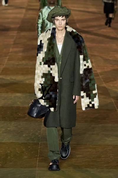 Look 16